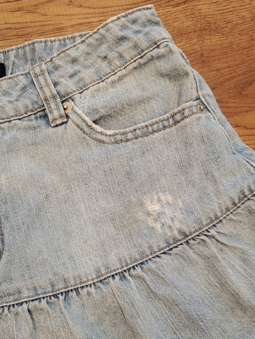 One Tuff Babe Jeanswear Light Wash Denim Tiered Skirt Womens 9 /10 Ruffled Denim - Picture 4 of 15